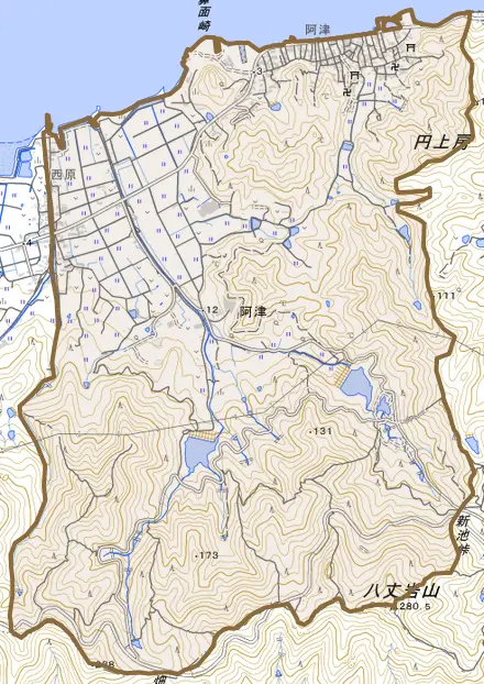阿津とその周辺の地図。町の範囲を重ねている
