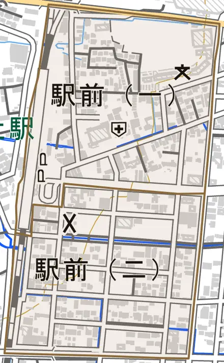 駅前とその周辺の地図。町の範囲を重ねている