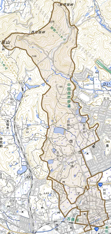 小寺とその周辺の地図。町の範囲を重ねている