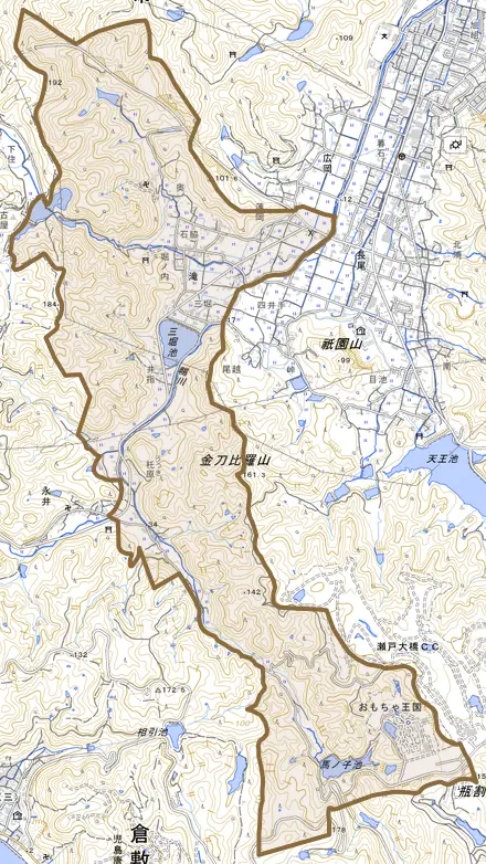 滝とその周辺の地図。町の範囲を重ねている