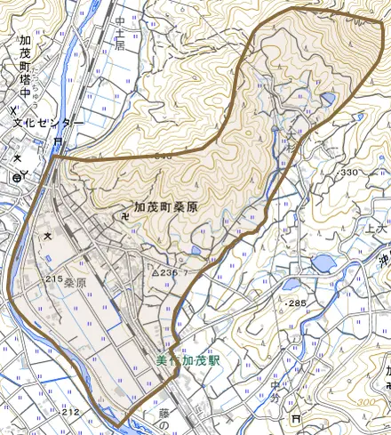 加茂町桑原とその周辺の地図。町の範囲を重ねている