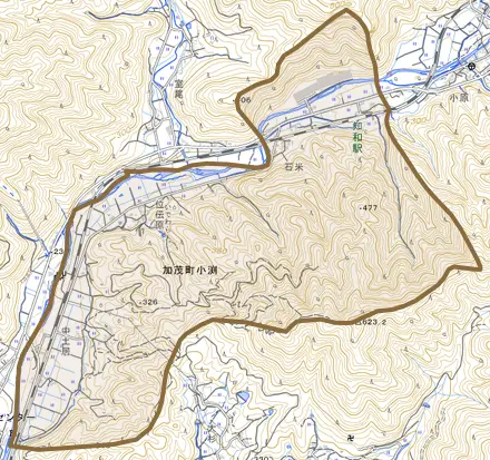 加茂町小渕とその周辺の地図。町の範囲を重ねている