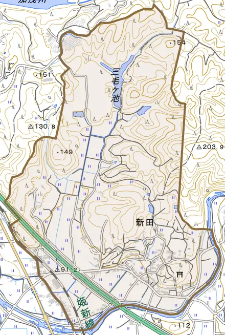 新田とその周辺の地図。町の範囲を重ねている
