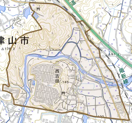 西吉田とその周辺の地図。町の範囲を重ねている