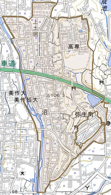 沼とその周辺の地図。町の範囲を重ねている