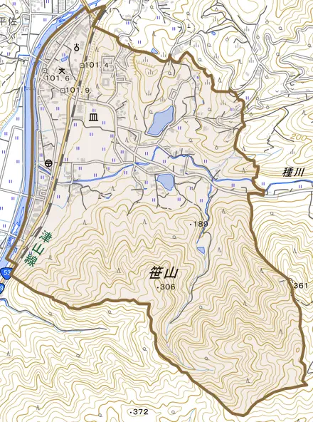 皿とその周辺の地図。町の範囲を重ねている