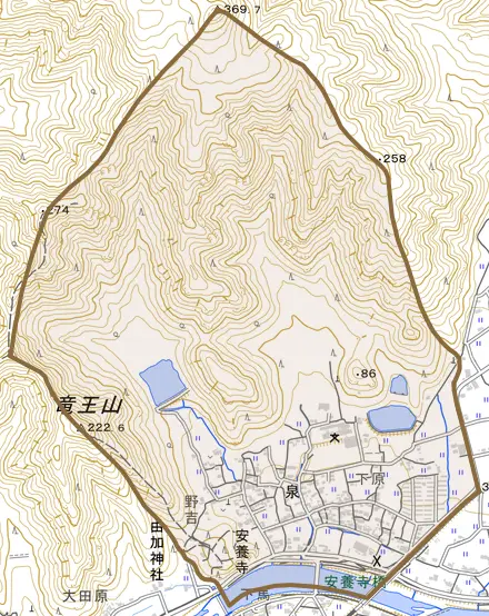 泉とその周辺の地図。町の範囲を重ねている