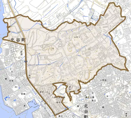 字伊平とその周辺の地図。町の範囲を重ねている