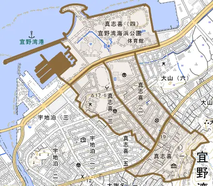 真志喜とその周辺の地図。町の範囲を重ねている
