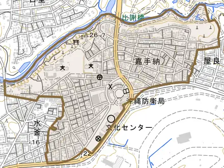 字嘉手納とその周辺の地図。町の範囲を重ねている