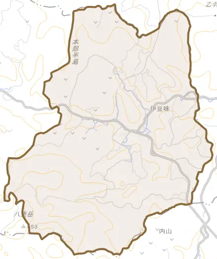字伊豆味とその周辺の地図。町の範囲を重ねている