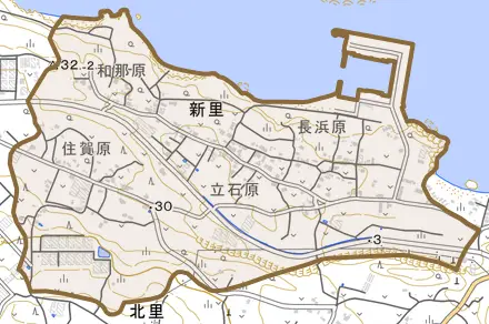 字新里とその周辺の地図。町の範囲を重ねている