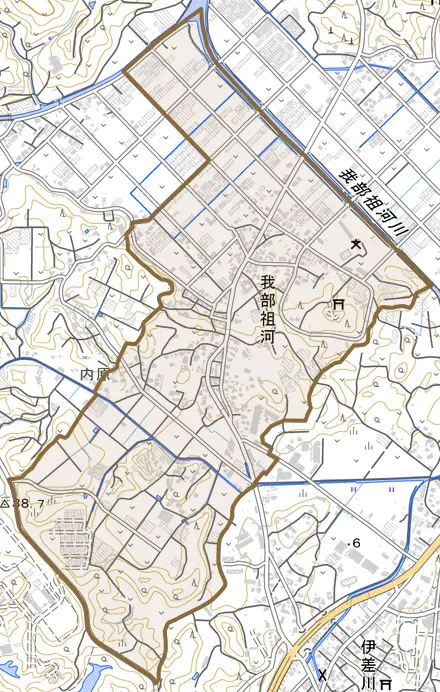 字我部祖河とその周辺の地図。町の範囲を重ねている