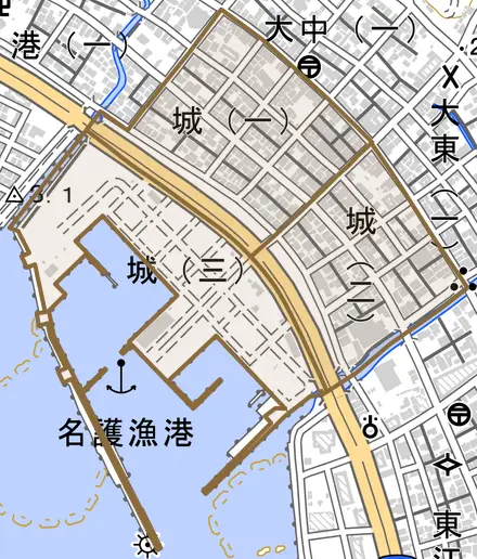 城とその周辺の地図。町の範囲を重ねている