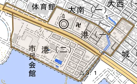 港とその周辺の地図。町の範囲を重ねている