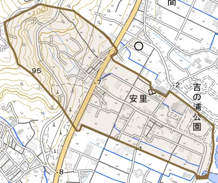 字安里とその周辺の地図。町の範囲を重ねている
