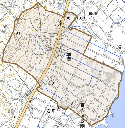 字当間とその周辺の地図。町の範囲を重ねている