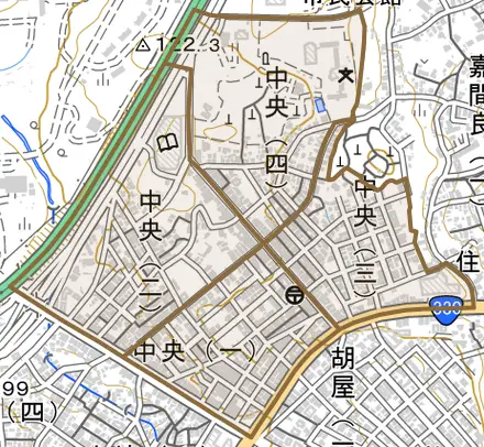 中央とその周辺の地図。町の範囲を重ねている