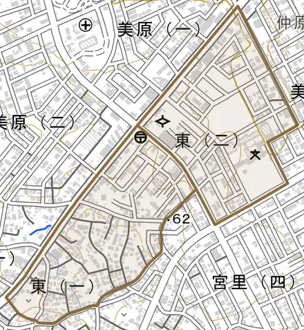 東とその周辺の地図。町の範囲を重ねている