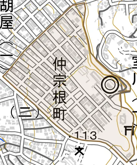 仲宗根町とその周辺の地図。町の範囲を重ねている