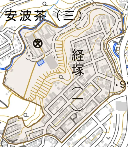 経塚とその周辺の地図。町の範囲を重ねている