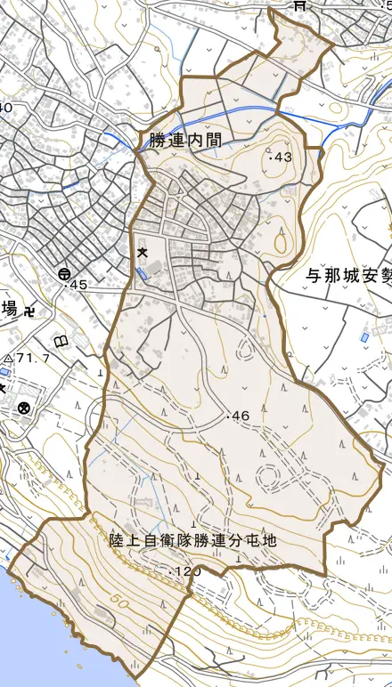 勝連内間とその周辺の地図。町の範囲を重ねている