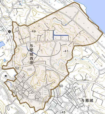 与那城西原とその周辺の地図。町の範囲を重ねている