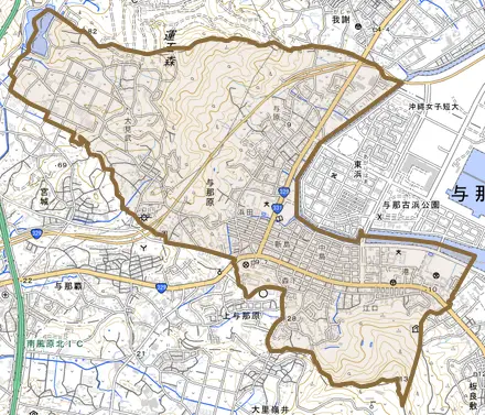 字与那原とその周辺の地図。町の範囲を重ねている