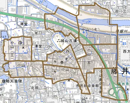 小山とその周辺の地図。町の範囲を重ねている