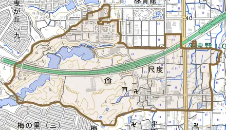 尺度とその周辺の地図。町の範囲を重ねている