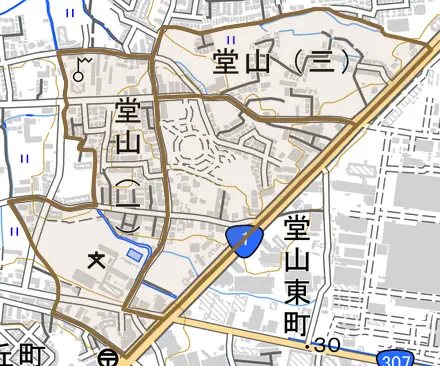 堂山とその周辺の地図。町の範囲を重ねている