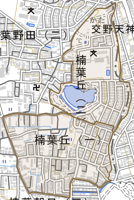 楠葉丘とその周辺の地図。町の範囲を重ねている
