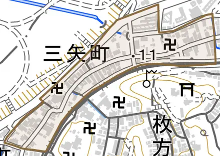 三矢町とその周辺の地図。町の範囲を重ねている
