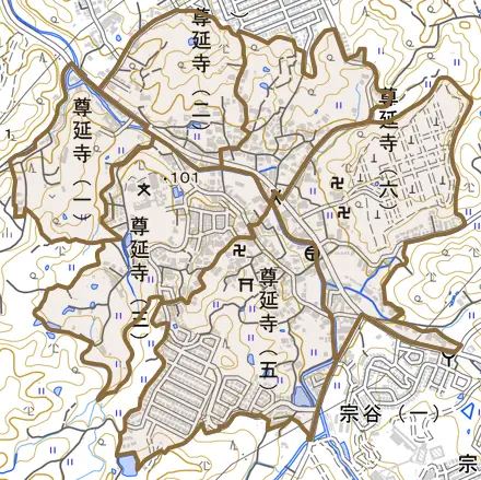 尊延寺とその周辺の地図。町の範囲を重ねている
