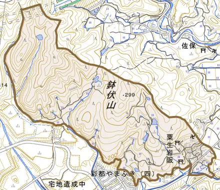 大字粟生岩阪とその周辺の地図。町の範囲を重ねている