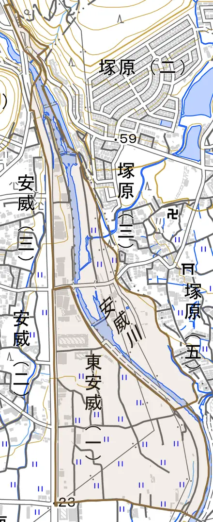 東安威とその周辺の地図。町の範囲を重ねている