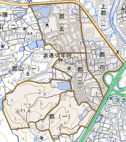 郡とその周辺の地図。町の範囲を重ねている