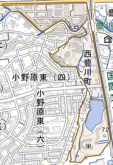 西豊川町とその周辺の地図。町の範囲を重ねている