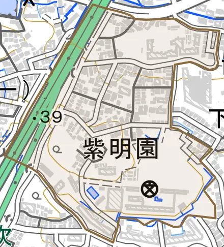 紫明園とその周辺の地図。町の範囲を重ねている