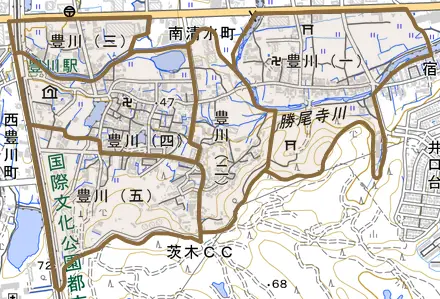豊川とその周辺の地図。町の範囲を重ねている