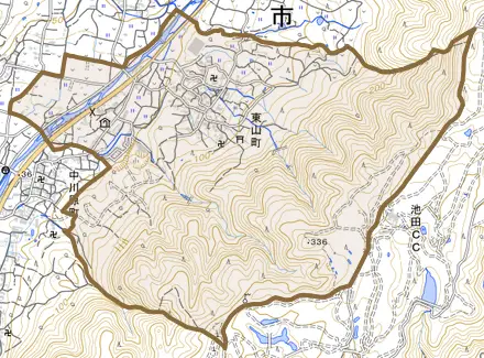 東山町とその周辺の地図。町の範囲を重ねている