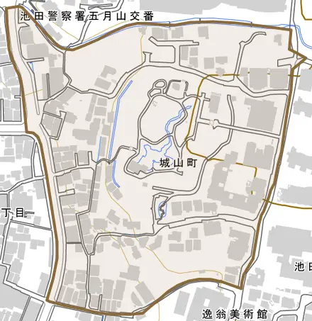 城山町とその周辺の地図。町の範囲を重ねている