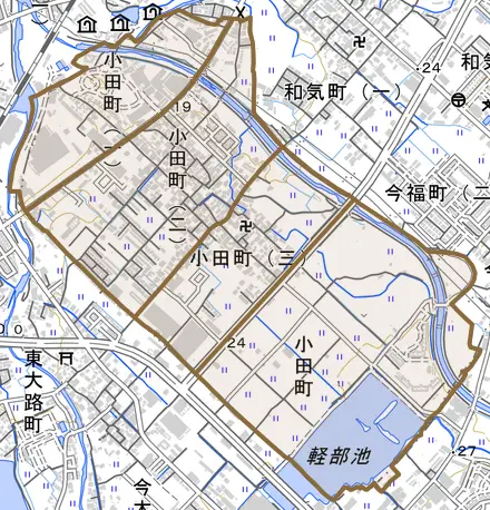 小田町とその周辺の地図。町の範囲を重ねている