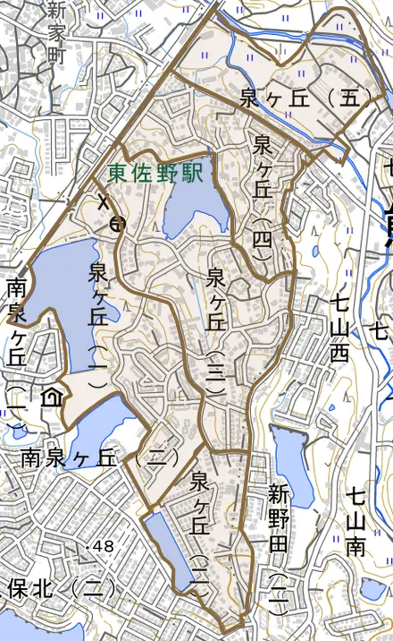 泉ケ丘とその周辺の地図。町の範囲を重ねている