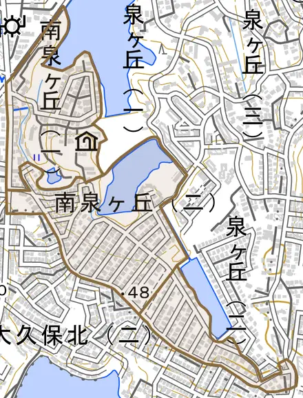南泉ケ丘とその周辺の地図。町の範囲を重ねている
