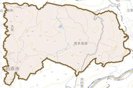 大字雁多尾畑とその周辺の地図。町の範囲を重ねている