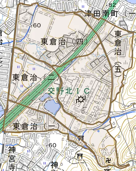 東倉治とその周辺の地図。町の範囲を重ねている