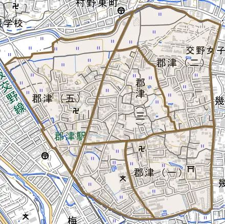 郡津とその周辺の地図。町の範囲を重ねている