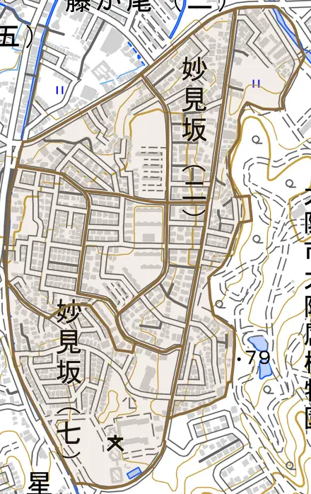 妙見坂とその周辺の地図。町の範囲を重ねている