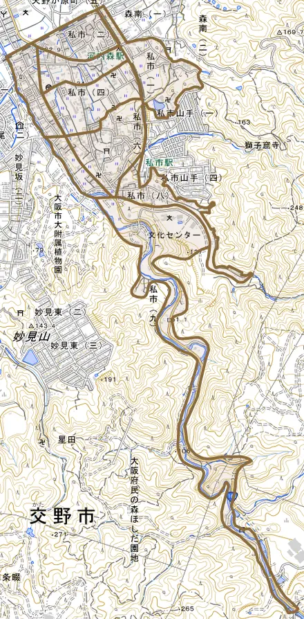 私市とその周辺の地図。町の範囲を重ねている